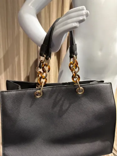 Bolsa de Ombro Preta com Alça Dourada