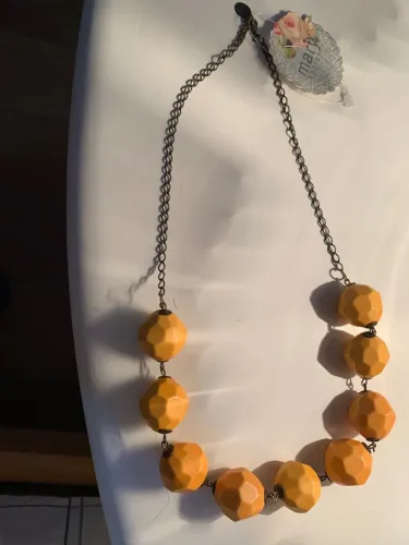 Colar em metal grafite com bolas de resina amarelas