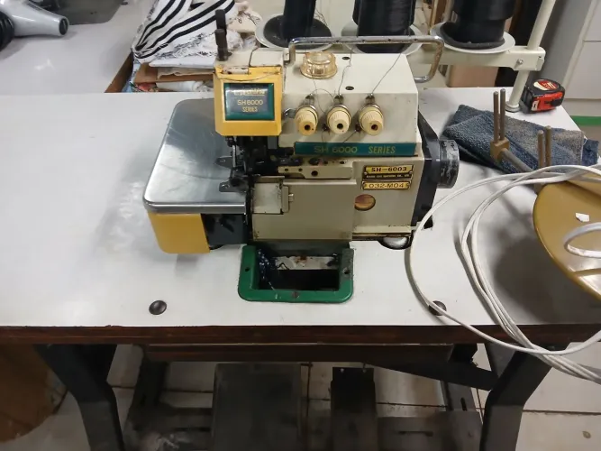 Máquina de costura overloque