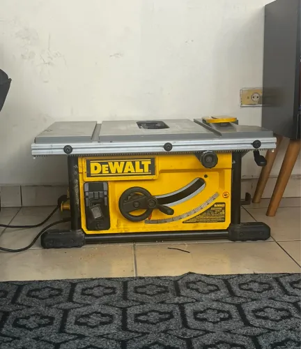 Máquina de serra circular seminova da Dewalt DWE 7492 - B2 funcionando 