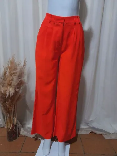 Calça feminina reta de viscose