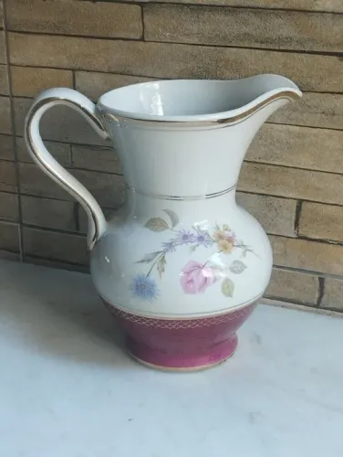 Jarro de porcelana com flores