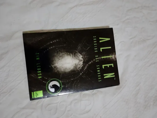 Livro Alien " surgido das sombras"