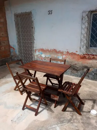 Conjunto de mesa e cadeiras dobraveis