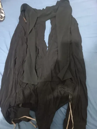 Body Animale fluido, mangas longas, detalhe no pescoço, costas nuas.