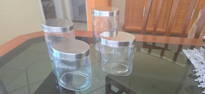 Conjunto de 4 potes de vidro com tampas metálicas para compor uma decoração elegante