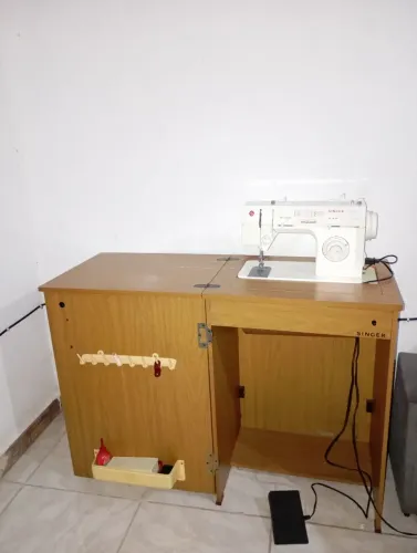 Máquina de costura reta Singer
