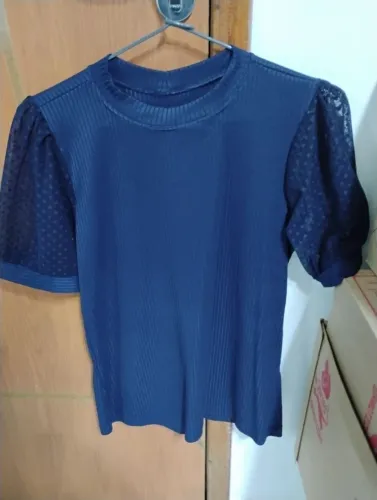 Blusa de renda azul marinho com mangas bufantes