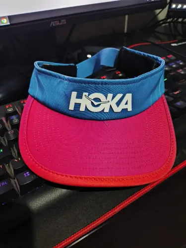 Viseira boné Hoka speed run 2024 rosa e azul