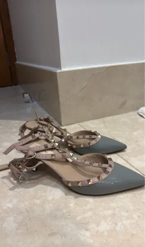 Sandália Valentino Rockstud Cinza