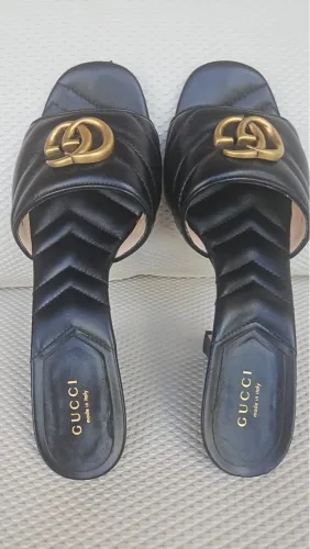 Sandália Gucci GG Marmont Preta