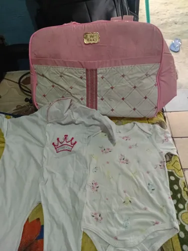 Vendo lote de macacão de bebê 4/5/3 meses e bolsa usada