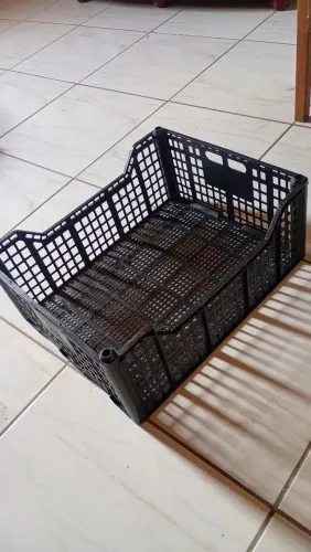 Caixas plásticas pretas, dois tamanhos. 