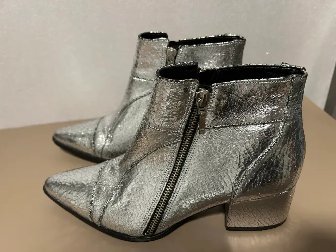 Bota Luiza Barcelos 