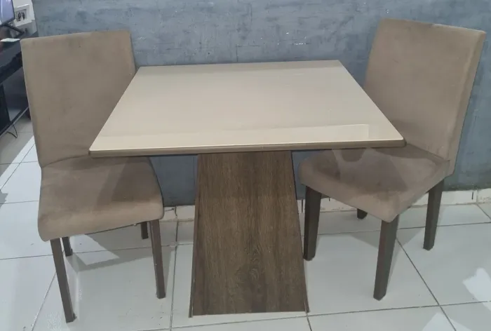 Mesa, com 2 cadeiras