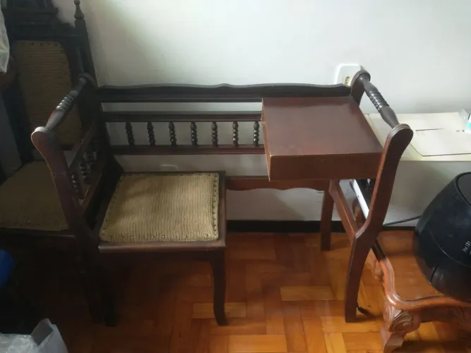 Mesa de madeira antiga para telefone
