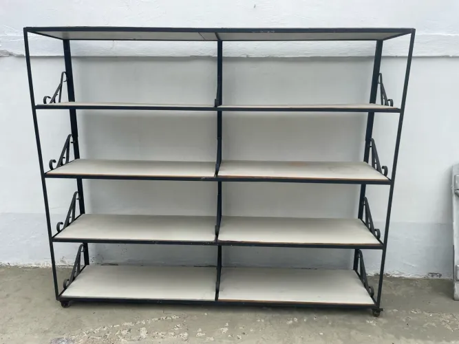 Estante de aço com prateleiras em madeira