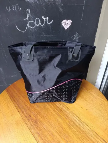 Bolsa de Ombro Avon Preta com detalhes em rosa. Nova! Impermeável. Modelo 1471 Girardi 