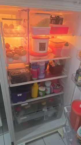 Geladeira duplex usada funcionando, mas precária, ideal para aproveitar peças.