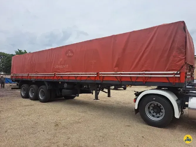 Carreta graneleira guerra com pneus 3 eixos