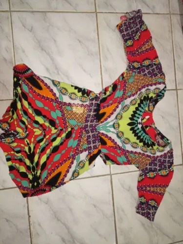 Macacão estampada com mangas