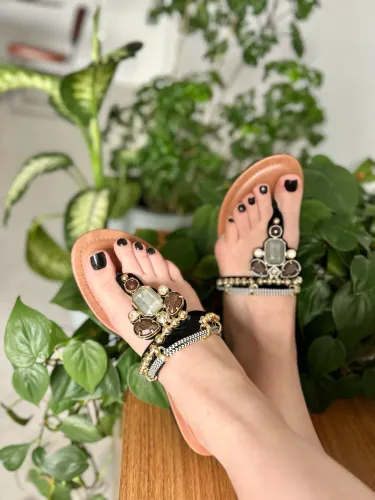 Chinelo Rasteira 36 Preto com Pedraria Bordada Dakota