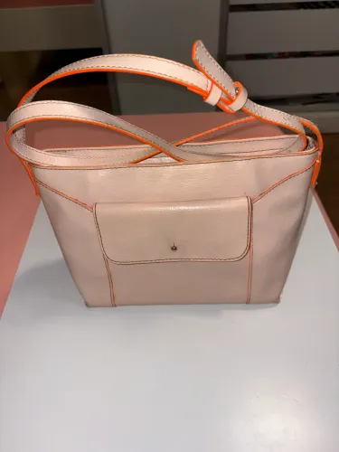 Diversas bolsas e carteiras