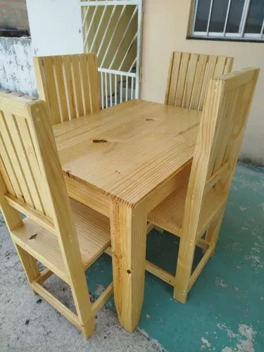 Conjunto mesa e cadeiras