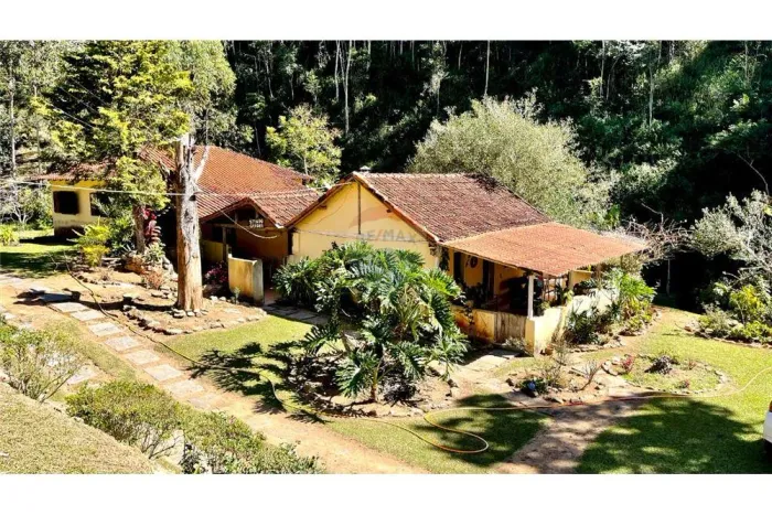 Excelente Sítio à venda em Água Quente