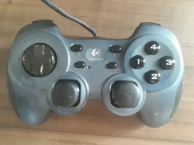 Joystick Logitech com fio USB para PC e TV com 15 Botões de Comando de Entrada