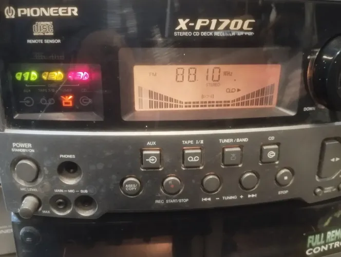 Rádio Pioneer funciona rádio FM 