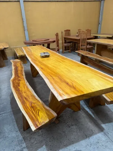 Mesa em madeira maciça 