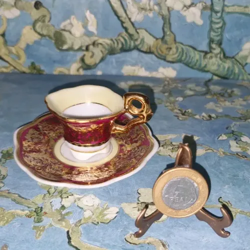 Xícara "fofurinha" de porcelana, esmaltada de gole com"quatro pezinhos" e pires. Nova. 