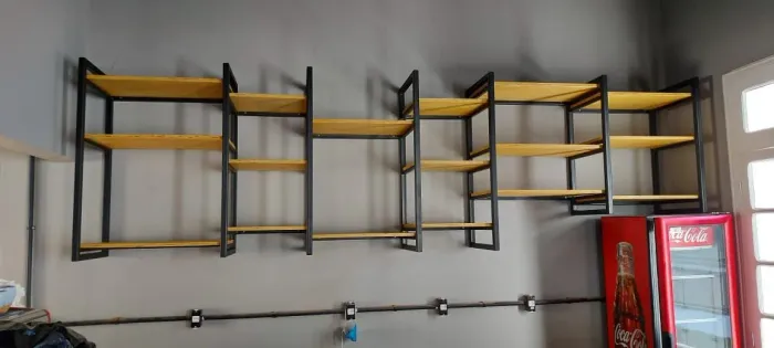 Estante de Parede Industrial em Metal e Madeira