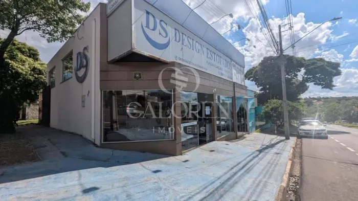 Barracão e Casa Comercial Avenida Alexandre Rasgulaeff aceita permuta