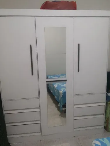 Guarda roupa com eapelho consevado, com gavetas e prateleiras,
