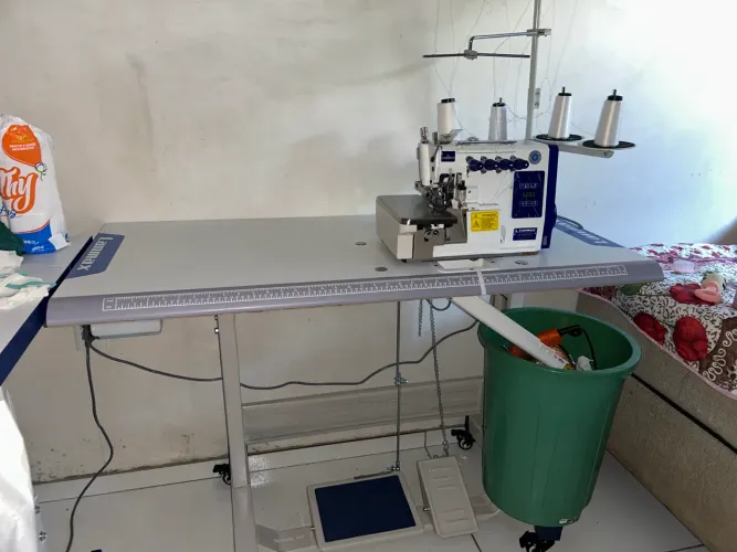 Vendo uma máquina overloque ponto cadeia nova da loja, usada só 1 mês 