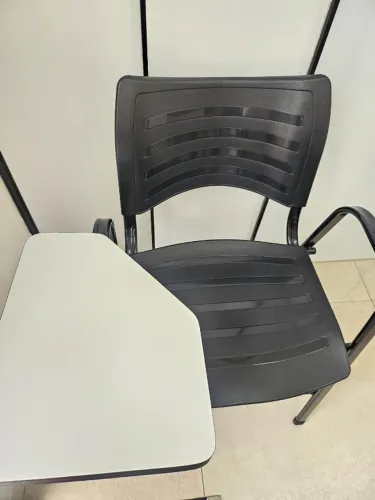 Cadeiras Universitárias SEMINOVAS por R$150,00 cada. Pranchetas Dobráveis ,Porta Livr