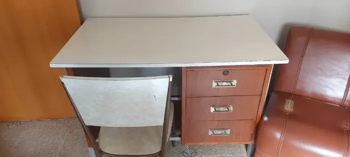 Escrivaninha Vintage Anos 70 com Cadeira Original - Estilo Retrô