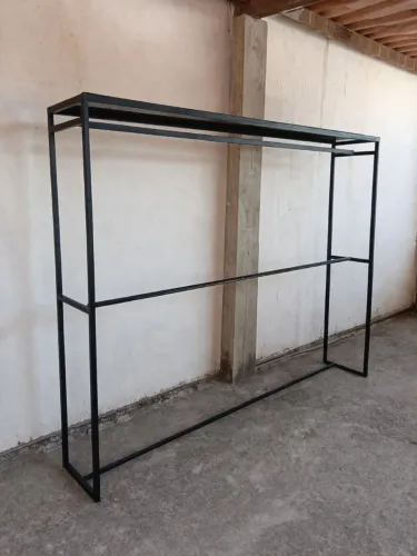 ?Arara de Chão Dupla em Ferro Preta com Prateleira Superior, para lojas, brechó ou closet.