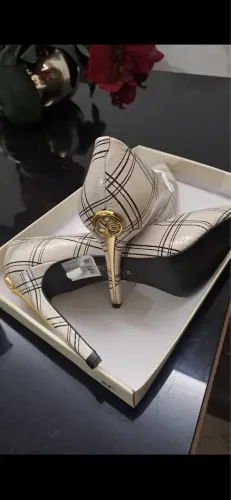 Salto alto scarpin Jorge Bischoff de bico fino
