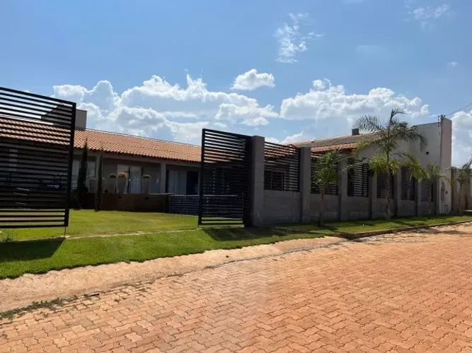 Casa de alto padrão em condomínio no lago em Abadiânia