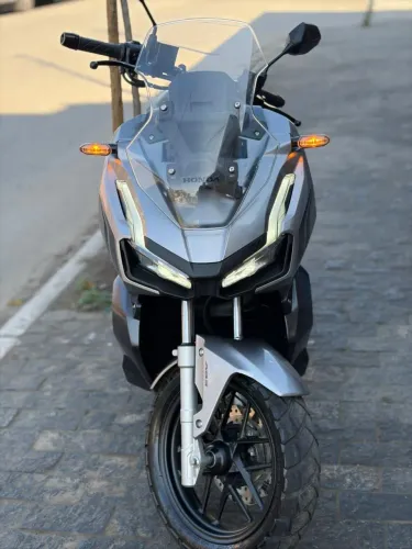 Moto Honda adv 2023 150cc apenas 7 mil km cinza motocicleta sem detalhes scooter