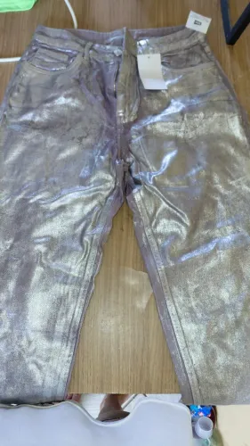 calça jeans feminina com acabamento resinado/foil prateado da marca Torra (linha Ter Jeans