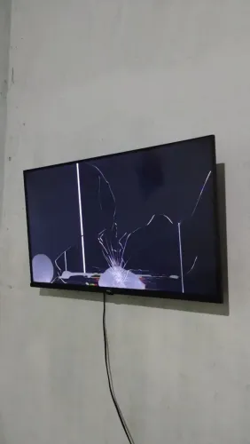 Vendo tv 32 polegada smart AOC com defeito Dar sinal mais somente esse que ver na tela
