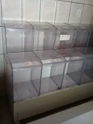Balcão com potes de acrílico