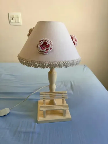 Luminária artesanal de mesa com flores em crochê