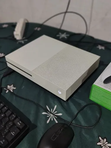 Xbox One S 1TB + 2 Controles