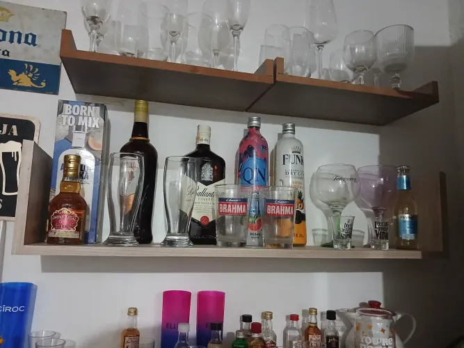 Bar com taças e bebidas