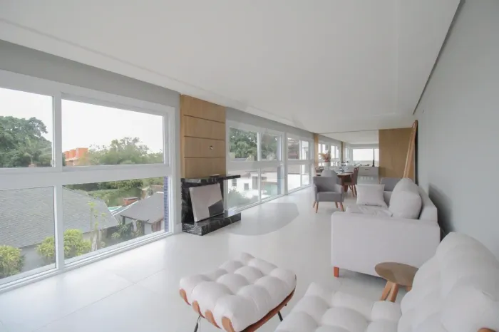 Cobertura Exclusiva com 324m², Piscina Privativa, 3 Suítes e Vista para o Guaíba - Vila As